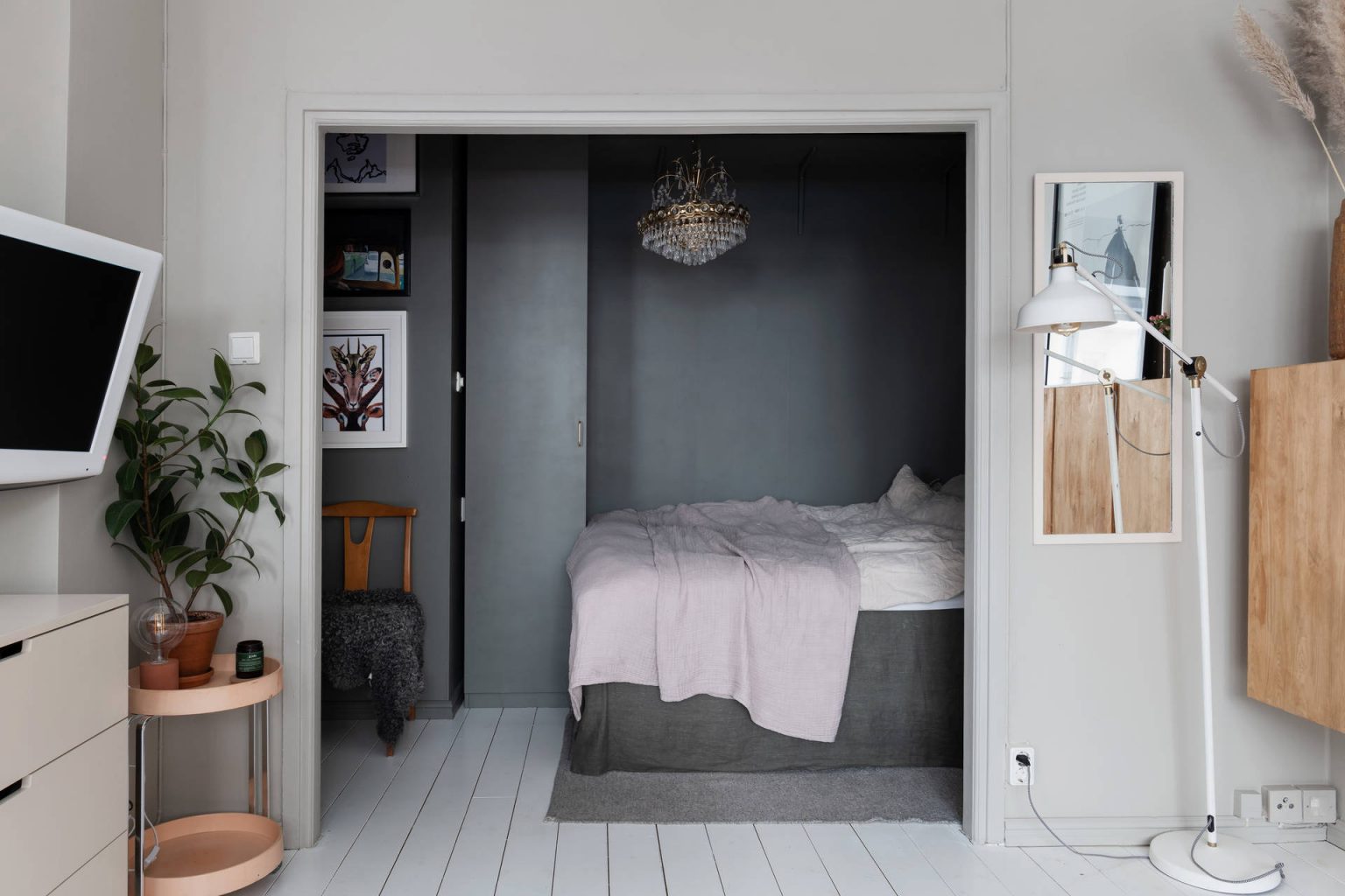 chambre alcôve murs gris et salon studio 33m2 décoration scandinave