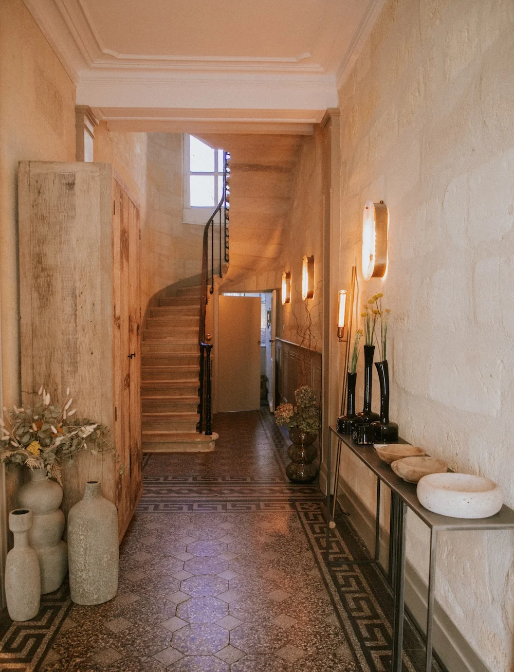 entrée murs pierres décoration contemporaine et classique chic Maison Mandel Bordeaux