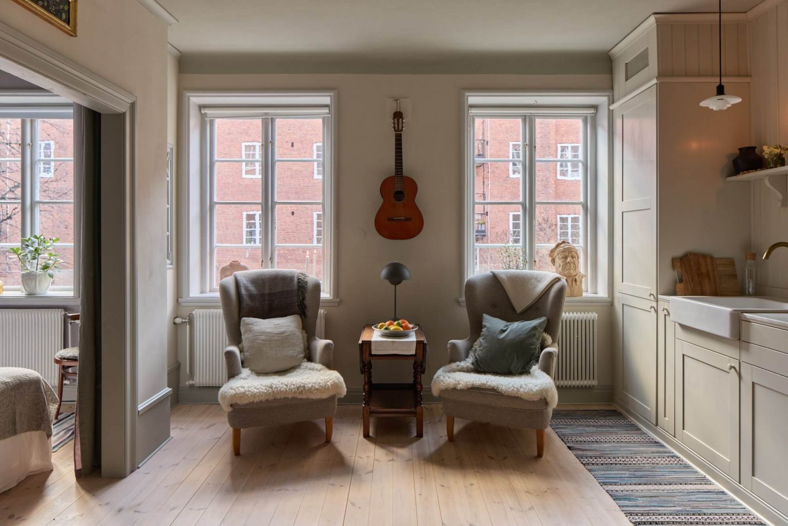 salon avec cuisine ouverte shaker décoration scandinave deux-pièces 36m2