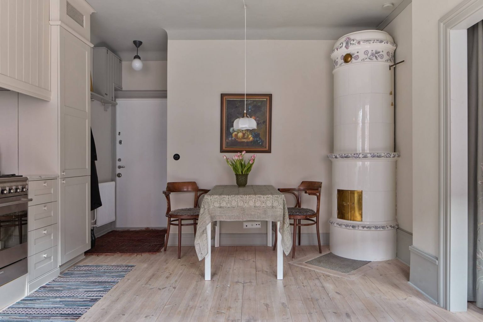 cuisine ouverte et salon avec poêle ancien en faïence décoration scandinave deux-pièces 36m2