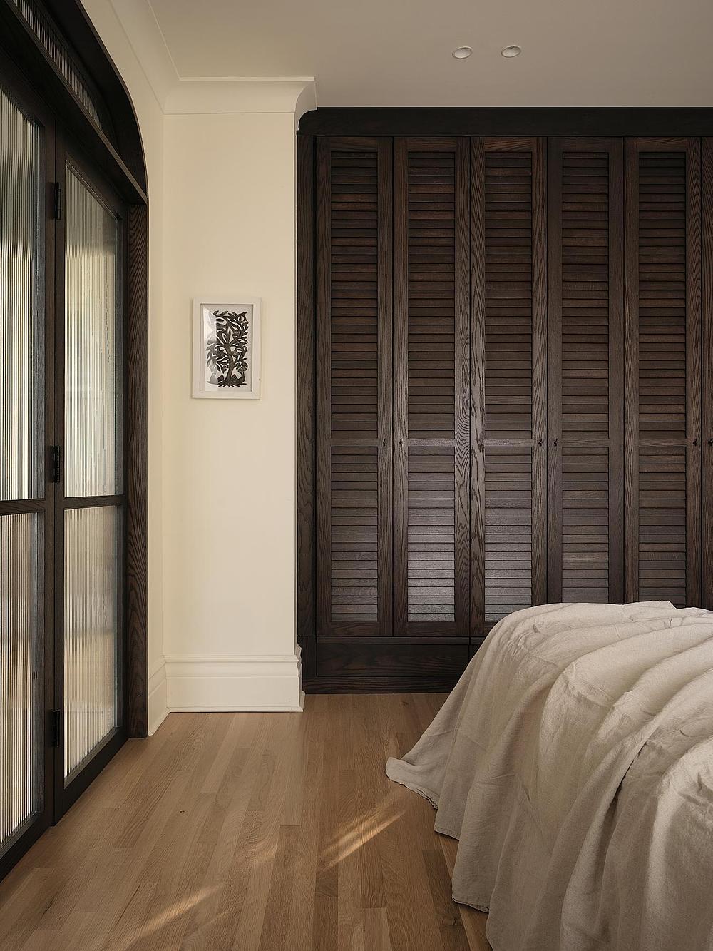 chambre avec placard bois foncé maison Montréal chambre avec placard bois foncé maison Montréal