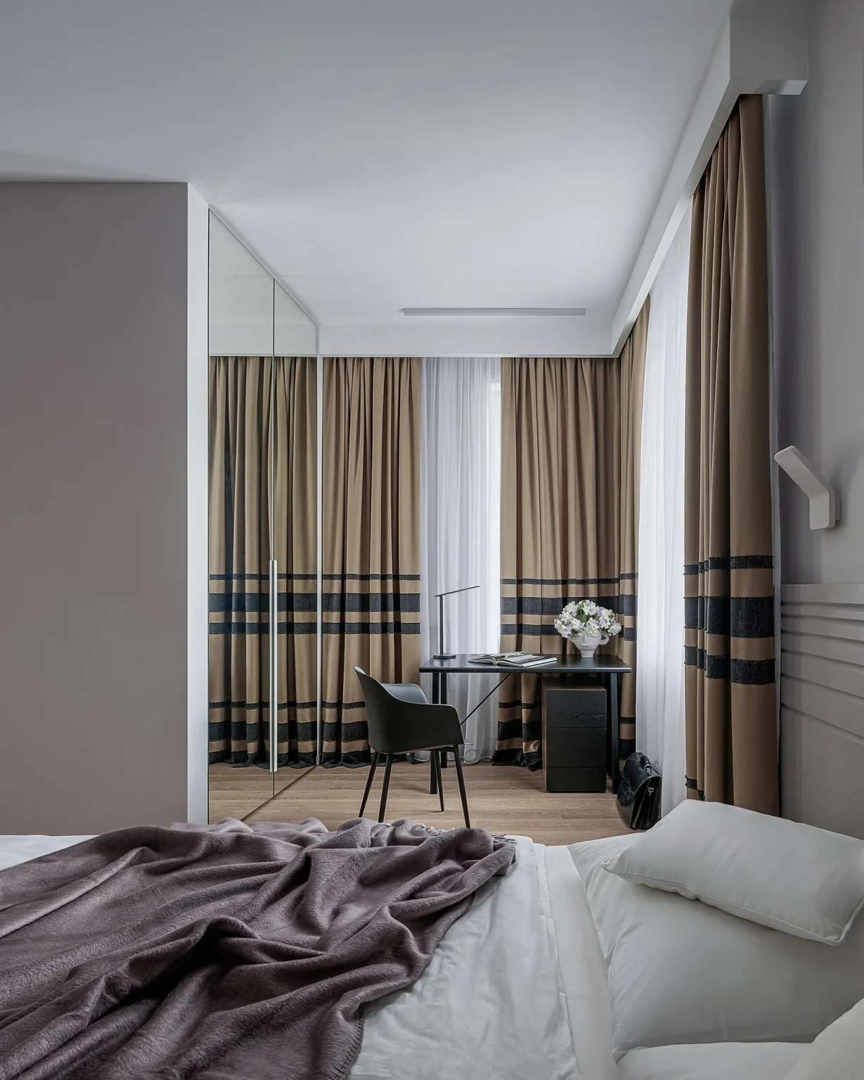 couleurs de chambre 2026 chambre rideaux beiges avec coin bureau