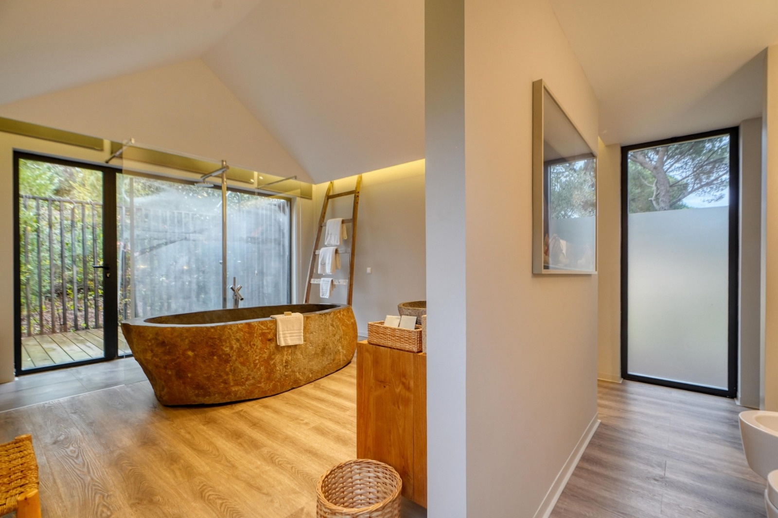 salle de bain baignoire îlot pierre décoration moderne maison contemporaine avec piscine Comporta salle de bain baignoire îlot pierre décoration moderne maison contemporaine avec piscine Comporta