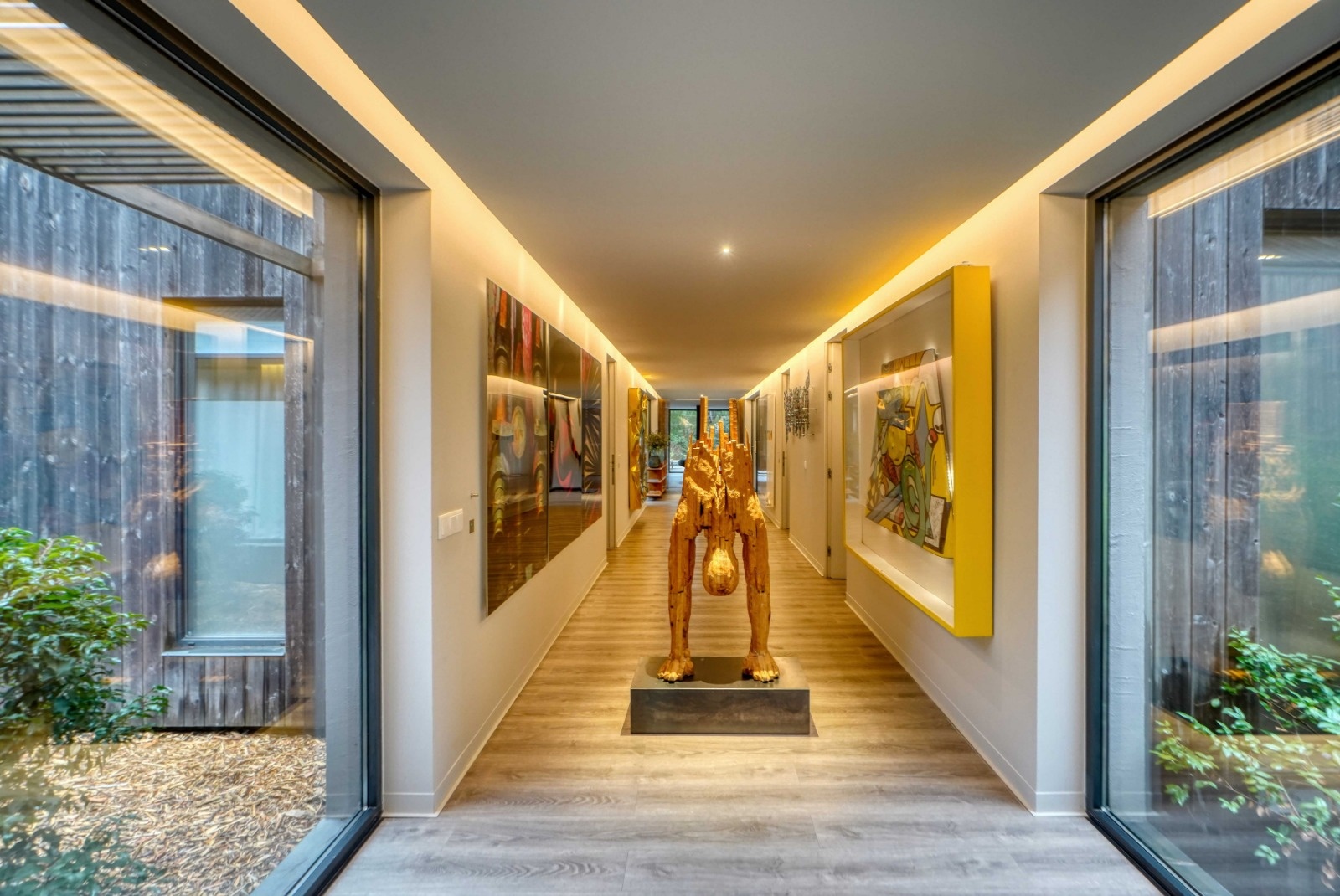 couloir galerie d couloir galerie d'art décoration moderne maison contemporaine avec piscine Comporta