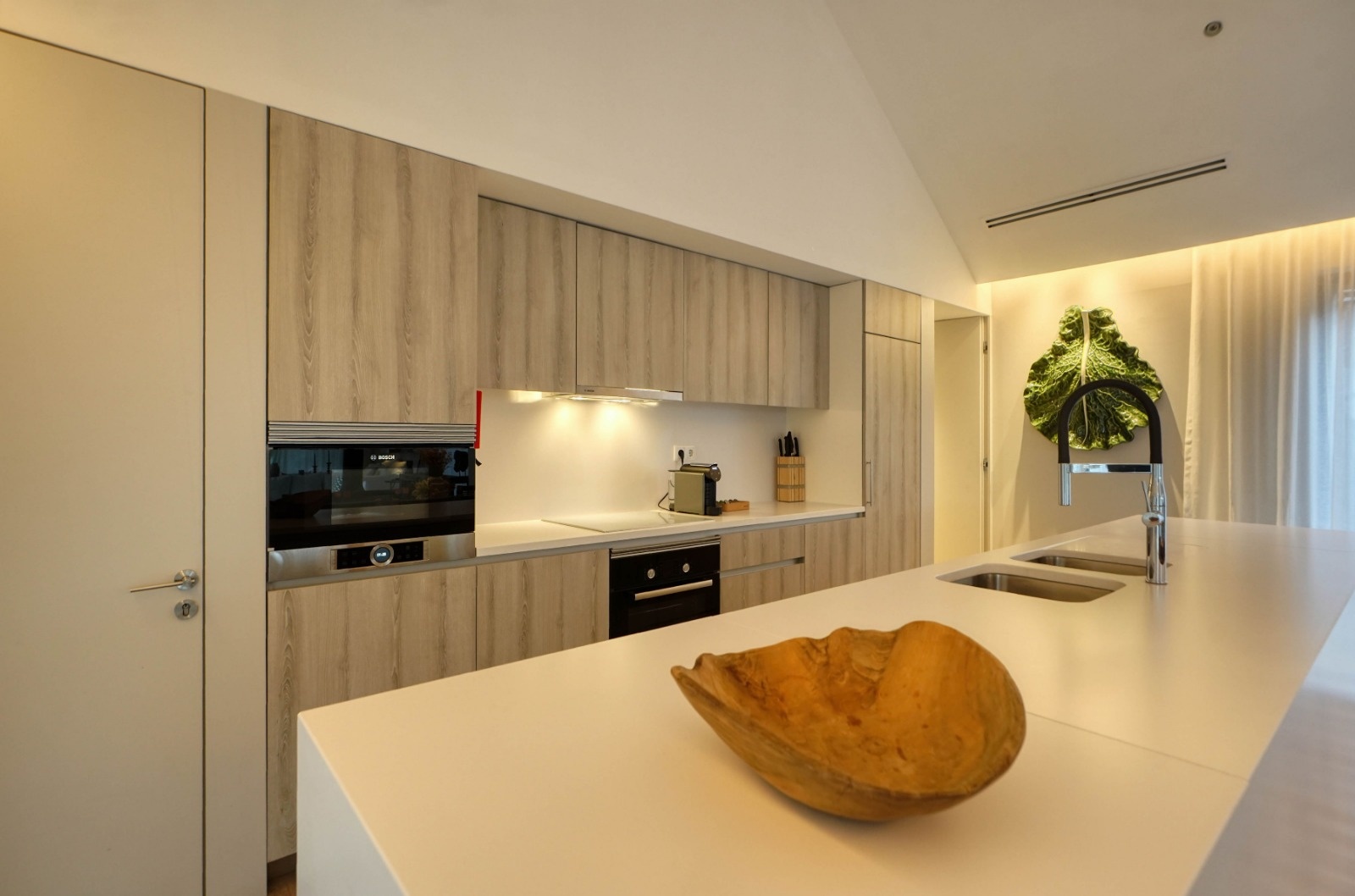 cuisine ouverte sur salon décoration moderne maison contemporaine avec piscine Comporta cuisine ouverte sur salon décoration moderne maison contemporaine avec piscine Comporta