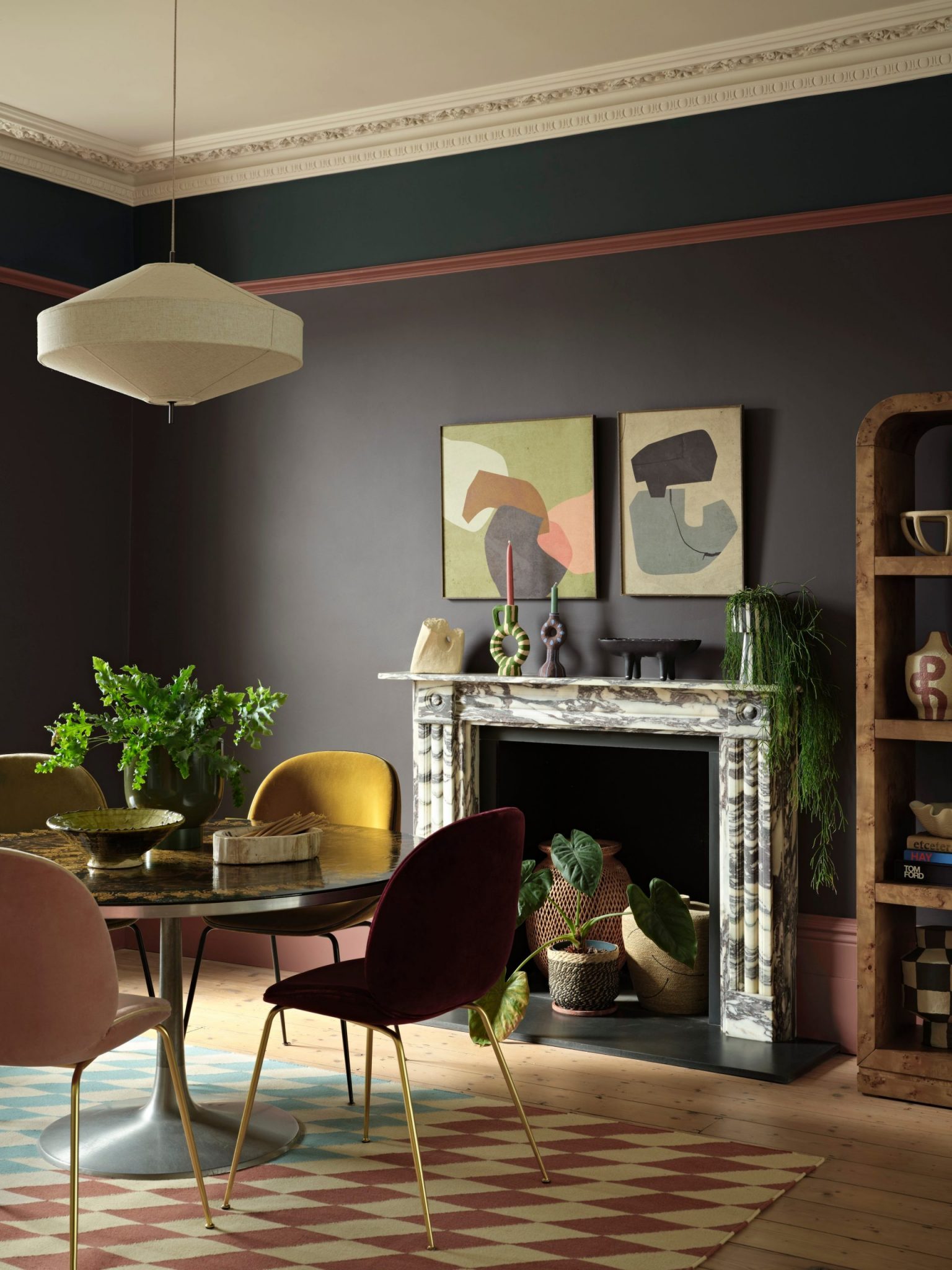 salon classique avec moulures et cheminée marbre mobilier design