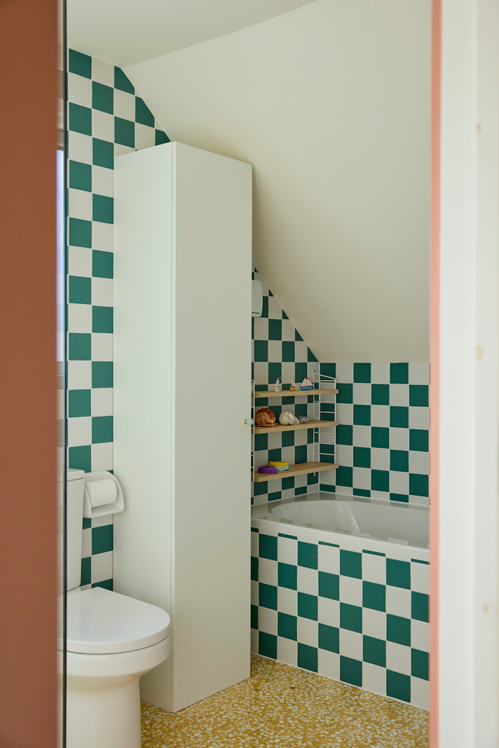 salle de bain mansardé carrelage damier maison de ville Londres décoration colorée par Studio Astrain Scheldt et Bice & Birch