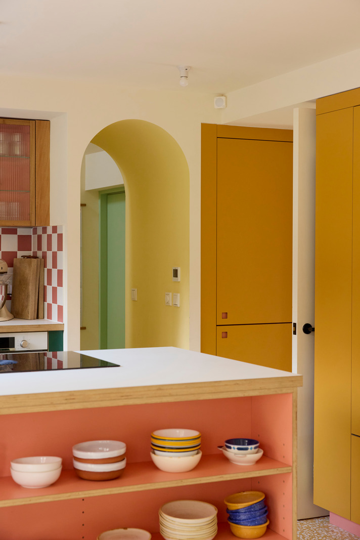 cuisine maison de ville Londres décoration colorée par Studio Astrain Scheldt et Bice & Birch