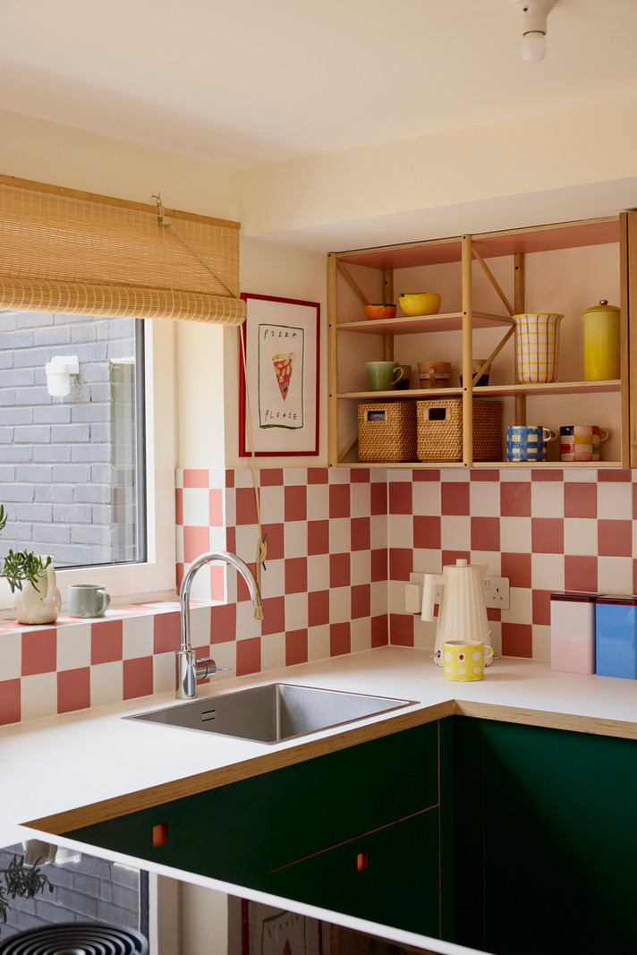 cuisine crédence damier maison de ville Londres décoration colorée par Studio Astrain Scheldt et Bice & Birch