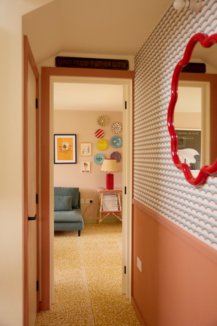 couloir papier-peint maison de ville Londres décoration colorée par Studio Astrain Scheldt et Bice & Birch