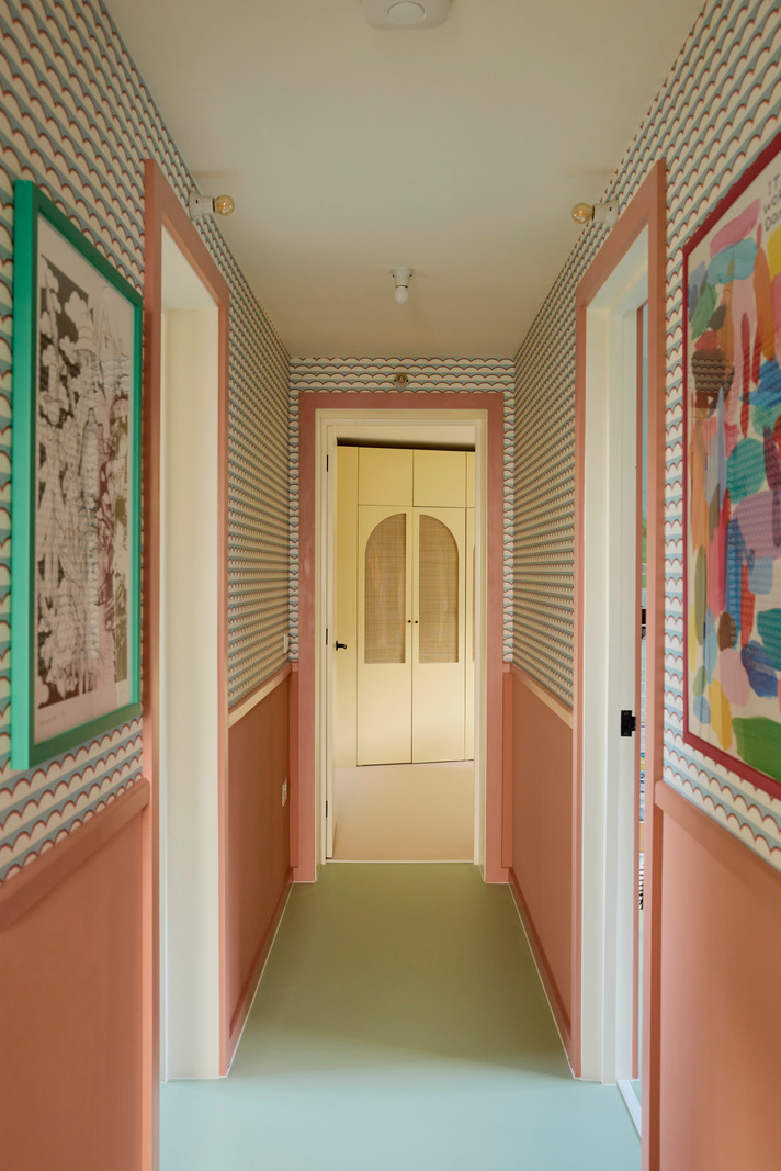couloir papier-peint et soubassement rose maison de ville Londres décoration colorée par Studio Astrain Scheldt et Bice & Birch