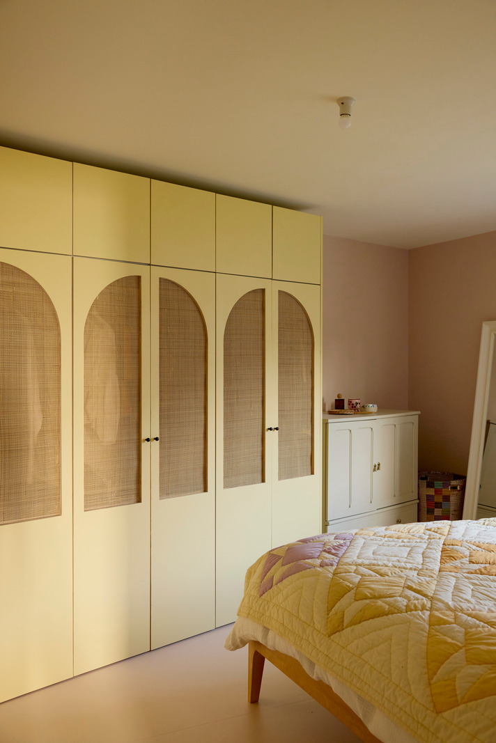chambre avec placard maison de ville Londres décoration colorée par Studio Astrain Scheldt et Bice & Birch