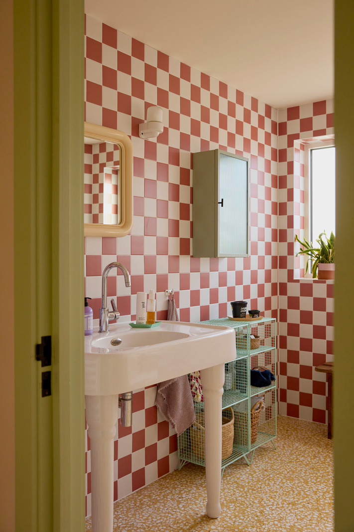 salle de bain carrelage damier maison de ville Londres décoration colorée par Studio Astrain Scheldt et Bice & Birch