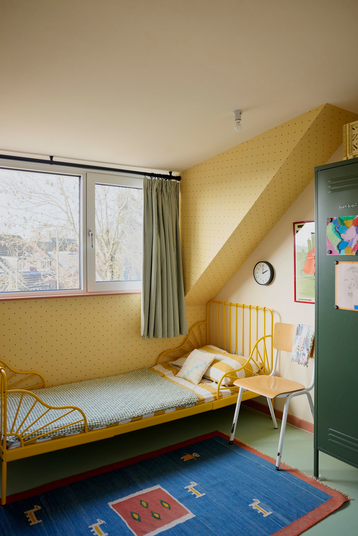 chambre mansardée maison de ville Londres décoration colorée par Studio Astrain Scheldt et Bice & Birch