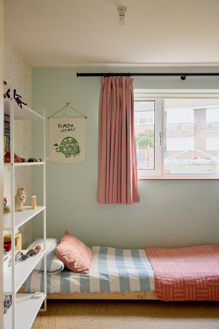 chambre maison de ville Londres décoration colorée par Studio Astrain Scheldt et Bice & Birch