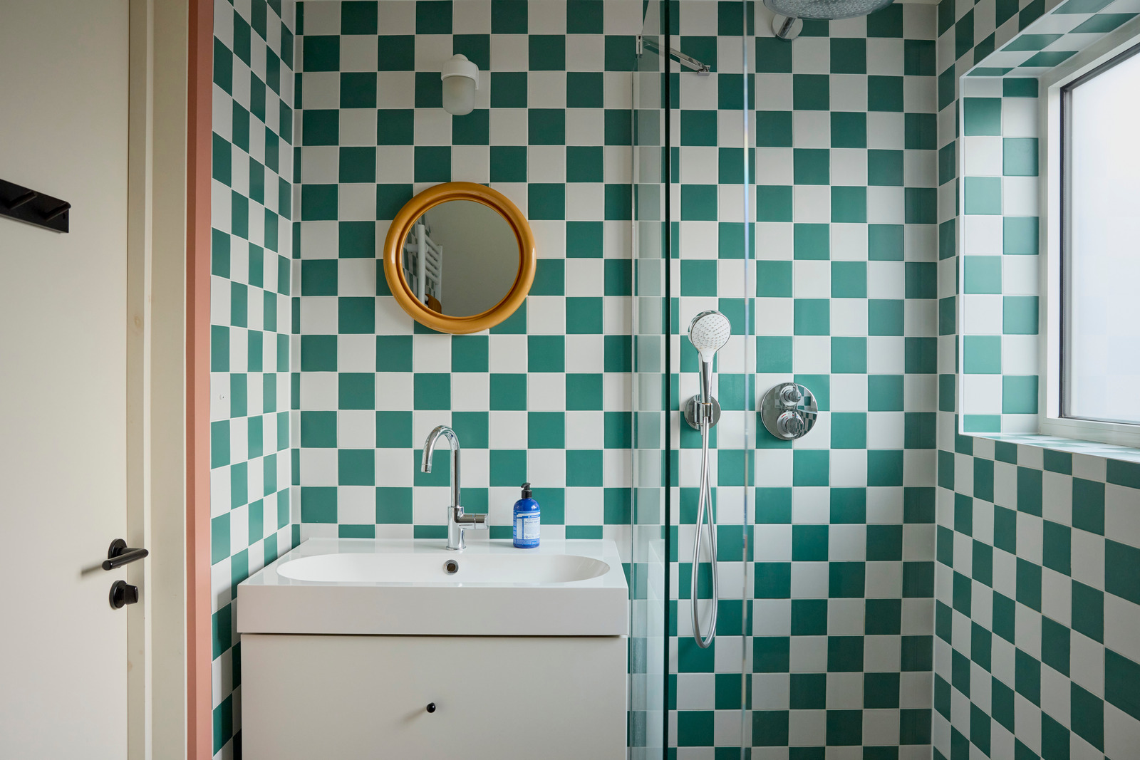 salle de bain carrelage damier maison de ville Londres décoration colorée par Studio Astrain Scheldt et Bice & Birch