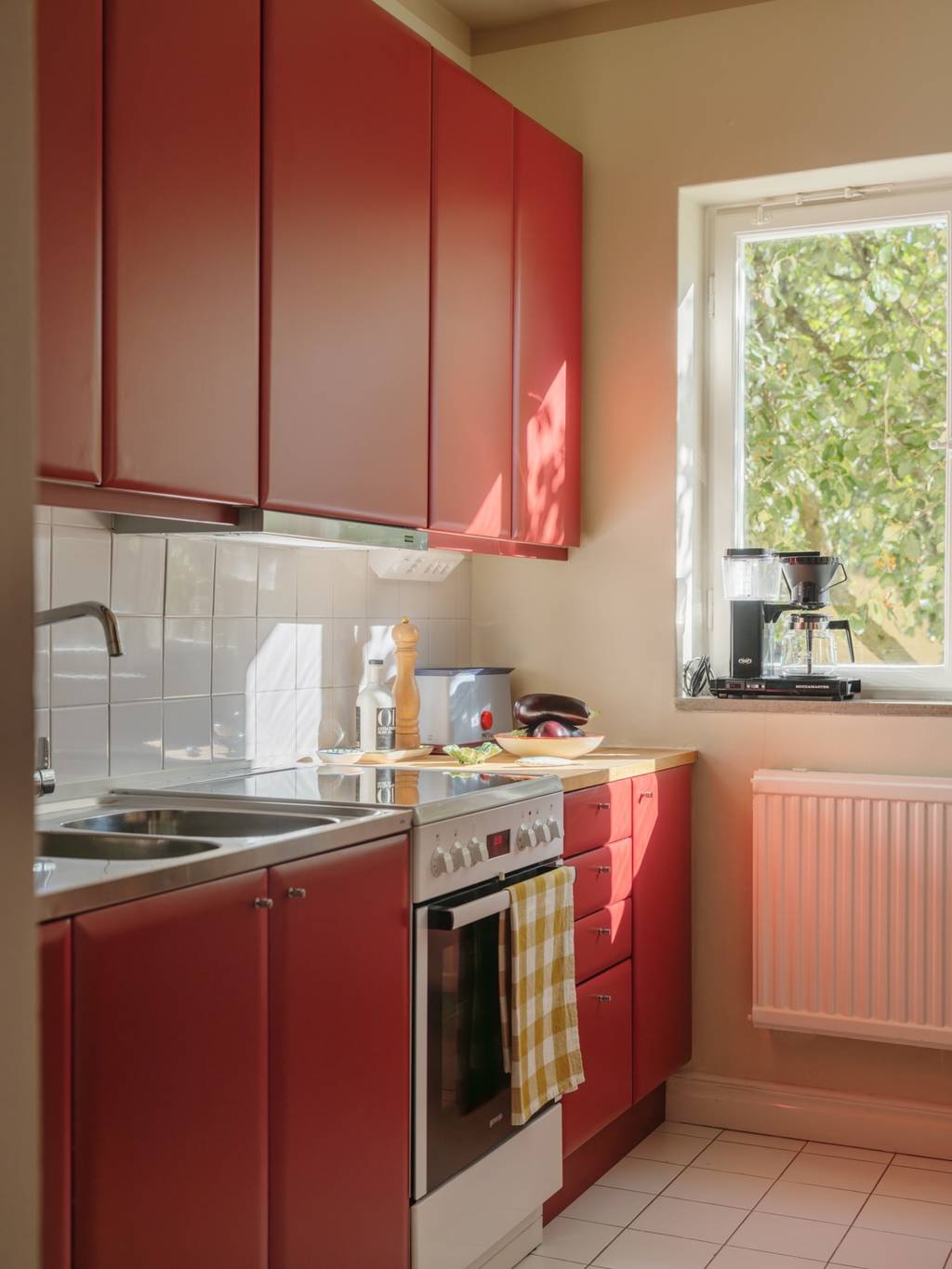 cuisine rouge appartement 45m2 décoration vintage et colorée cuisine rouge appartement 45m2 décoration vintage et colorée