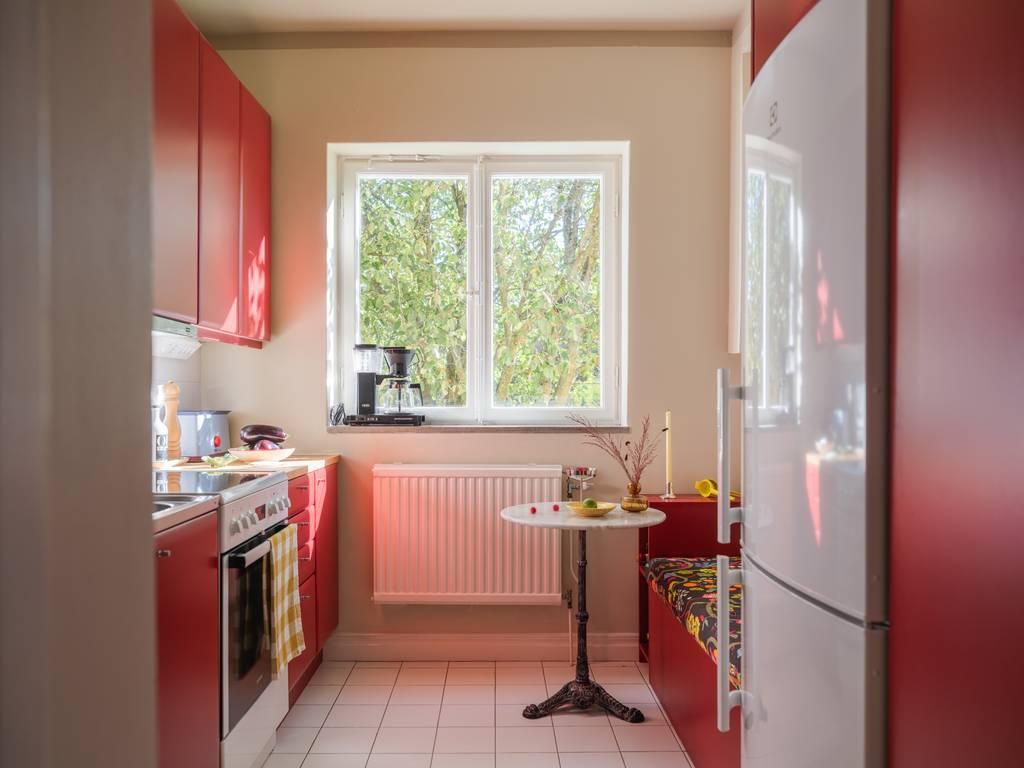 cuisine rouge appartement 45m2 décoration vintage et colorée cuisine rouge appartement 45m2 décoration vintage et colorée
