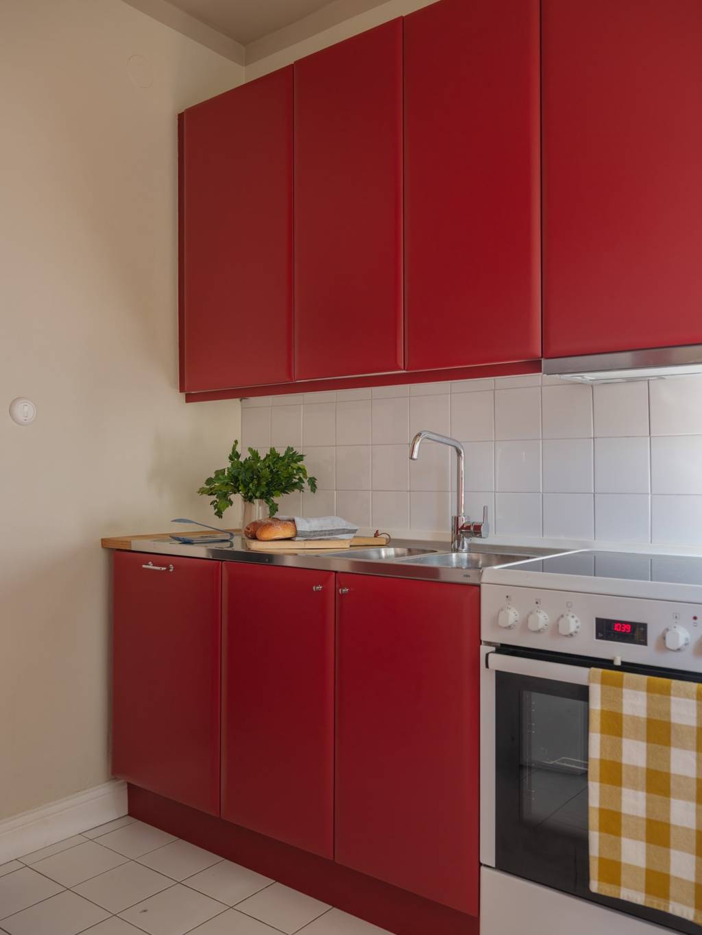 cuisine rouge appartement 45m2 décoration vintage et colorée cuisine rouge appartement 45m2 décoration vintage et colorée