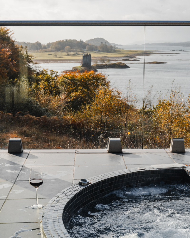 terrasse avec jacuzzi maison contemporaine vitrée en Écosse Stormhouse North terrasse avec jacuzzi maison contemporaine vitrée en Écosse Stormhouse North