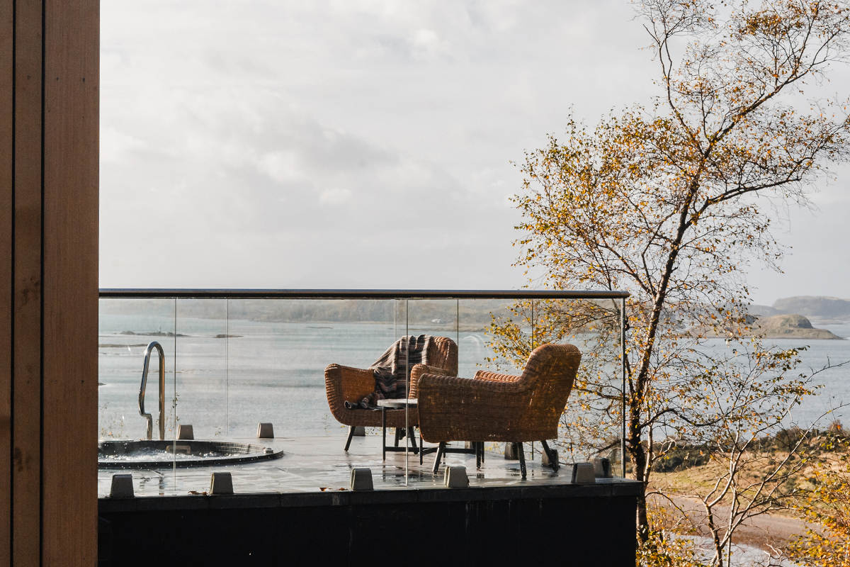 terrasse avec jacuzzi maison contemporaine vitrée en Écosse Stormhouse North terrasse avec jacuzzi maison contemporaine vitrée en Écosse Stormhouse North