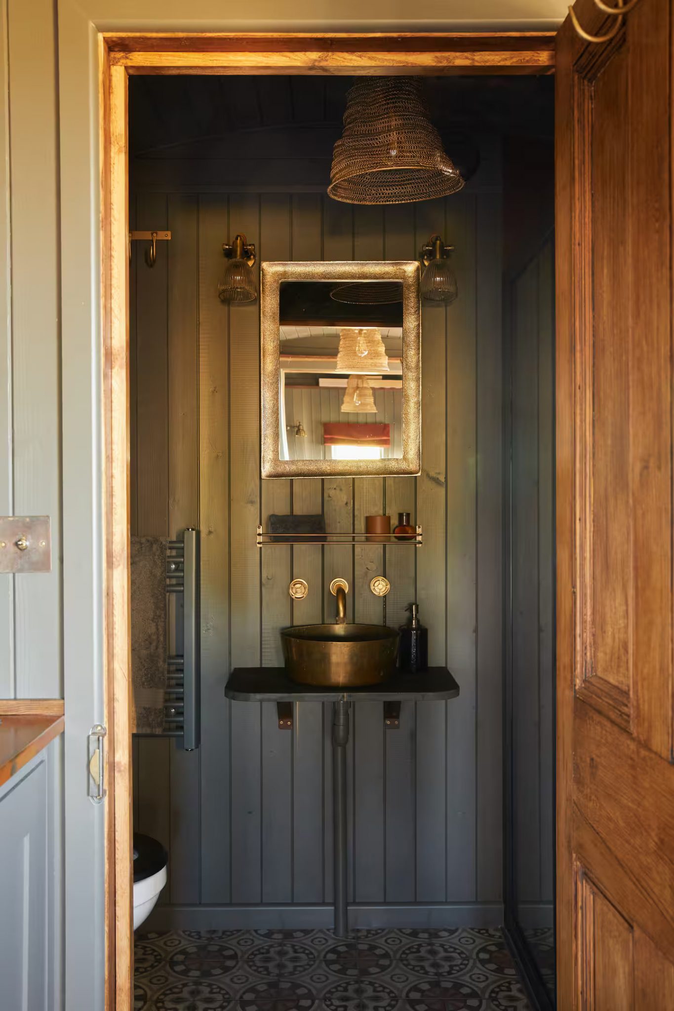salle de bain intérieur tiny house roulotte style cabane de berger