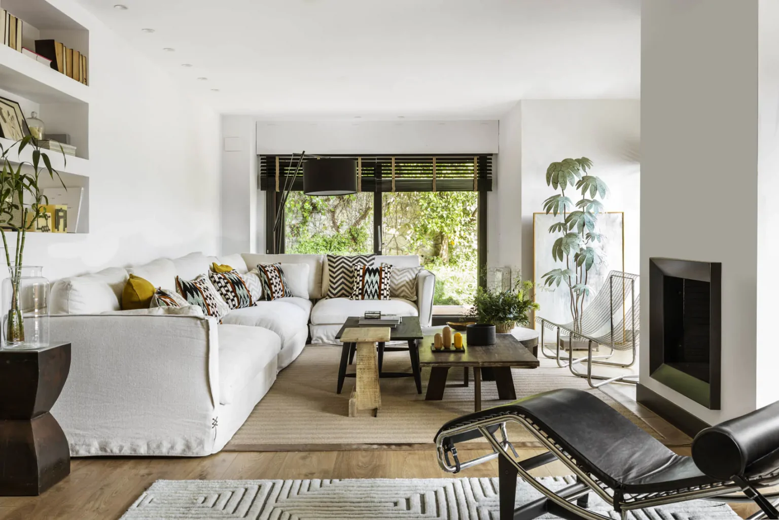 salon avec cheminée décoration contemporaine appartement avec terrasse rénové par des architectes