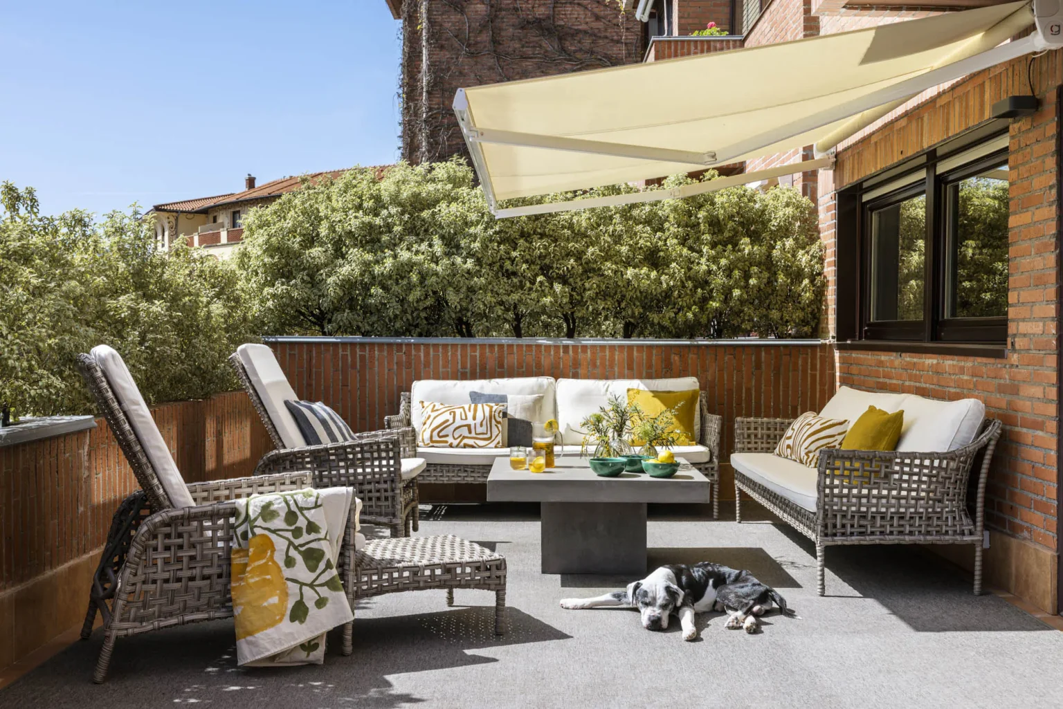 terrasse avec store banne décoration contemporaine appartement rénové par des architectes