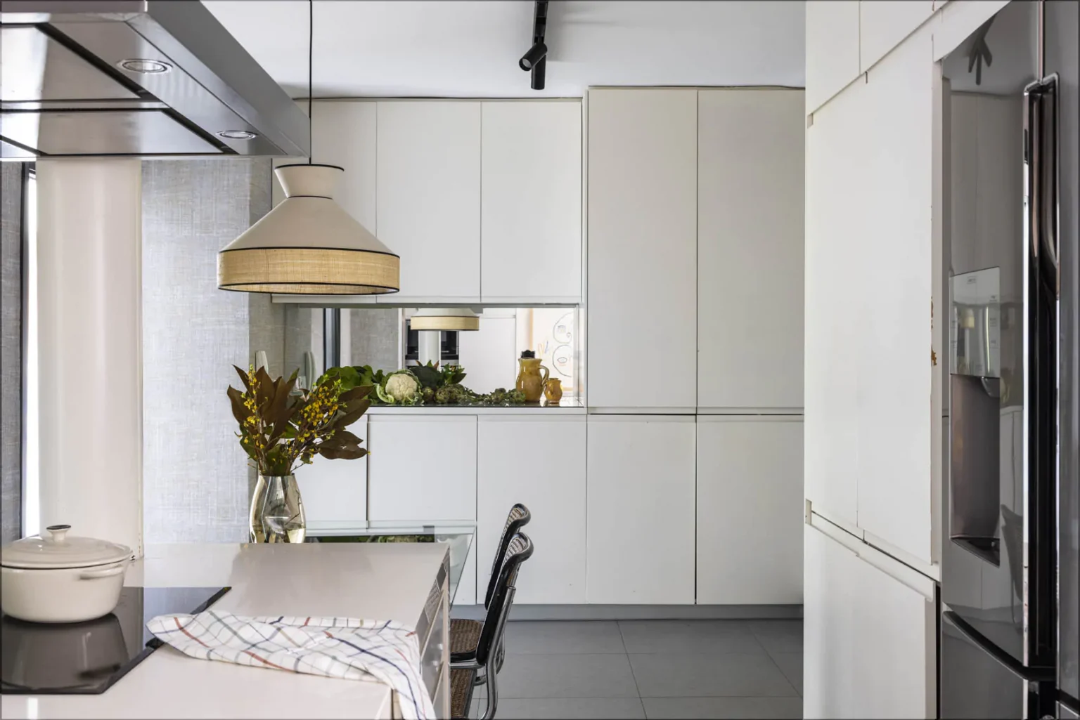 cuisine blanche avec espace repas décoration contemporaine appartement avec terrasse rénové par des architectes