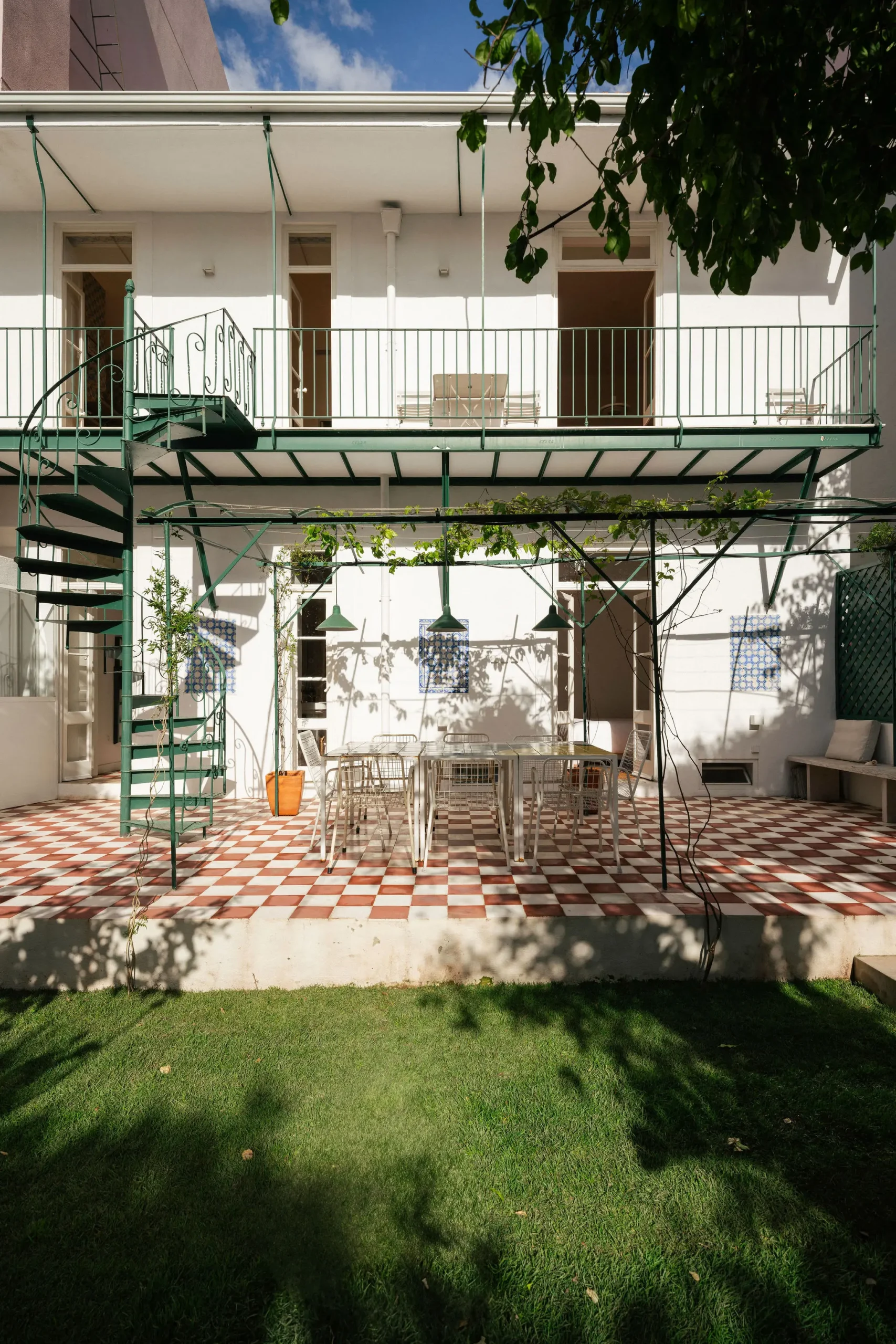 terrasse sol à damier rouge et blanc maison de ville ancienne Lisbonne décoration vintage terrasse sol à damier rouge et blanc maison de ville ancienne Lisbonne décoration vintage