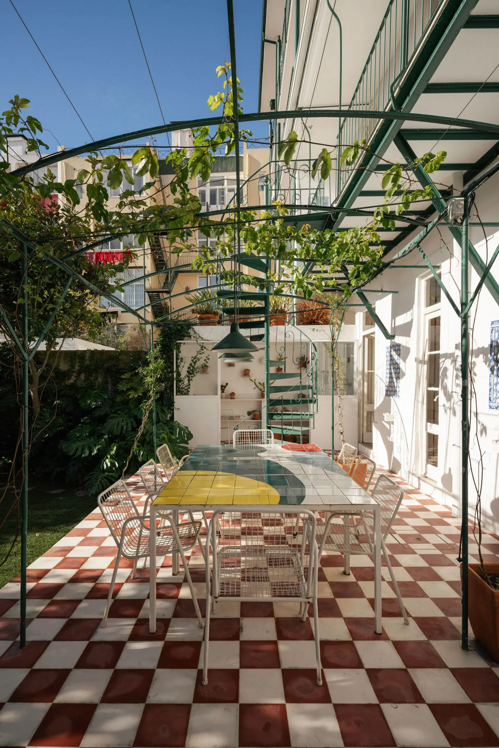 terrasse sol à damier rouge et blanc pergola métal vert maison de ville ancienne Lisbonne décoration vintage terrasse sol à damier rouge et blanc pergola métal vert maison de ville ancienne Lisbonne décoration vintage