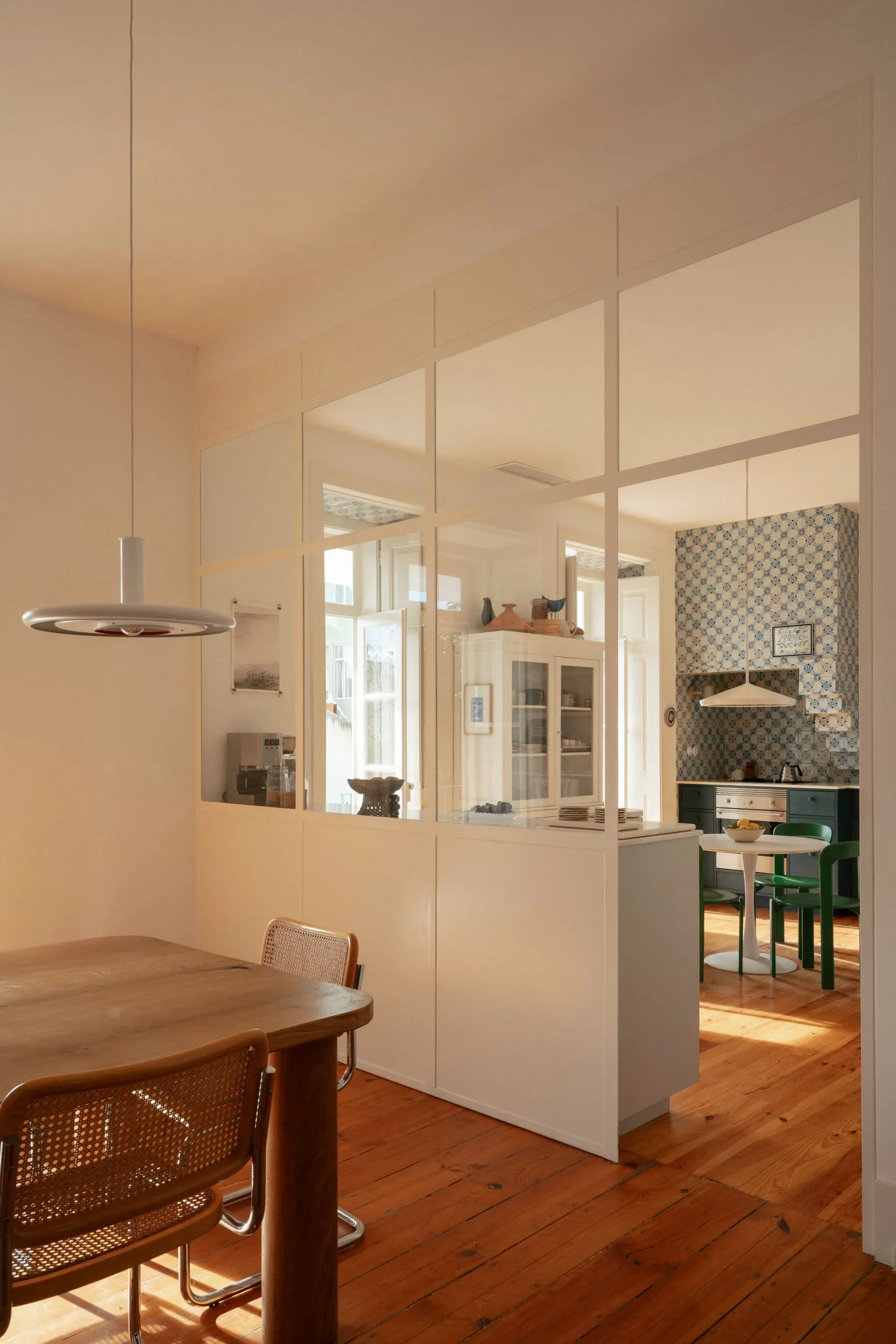 salle à manger et cuisine avec verrière blanche maison de ville ancienne Lisbonne décoration vintage salle à manger et cuisine avec verrière blanche maison de ville ancienne Lisbonne décoration vintage