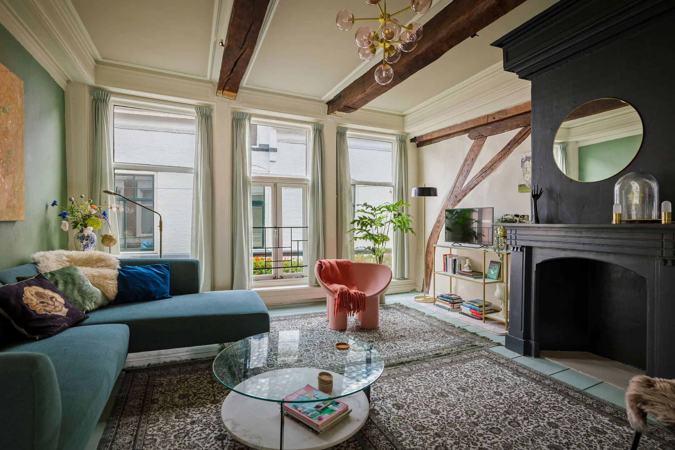salon avec cheminée ancienne peinte en noir maison 17e siècle Pays-Bas décoration colorée et contemporaine salon avec cheminée ancienne peinte en noir maison 17e siècle Pays-Bas décoration colorée et contemporaine