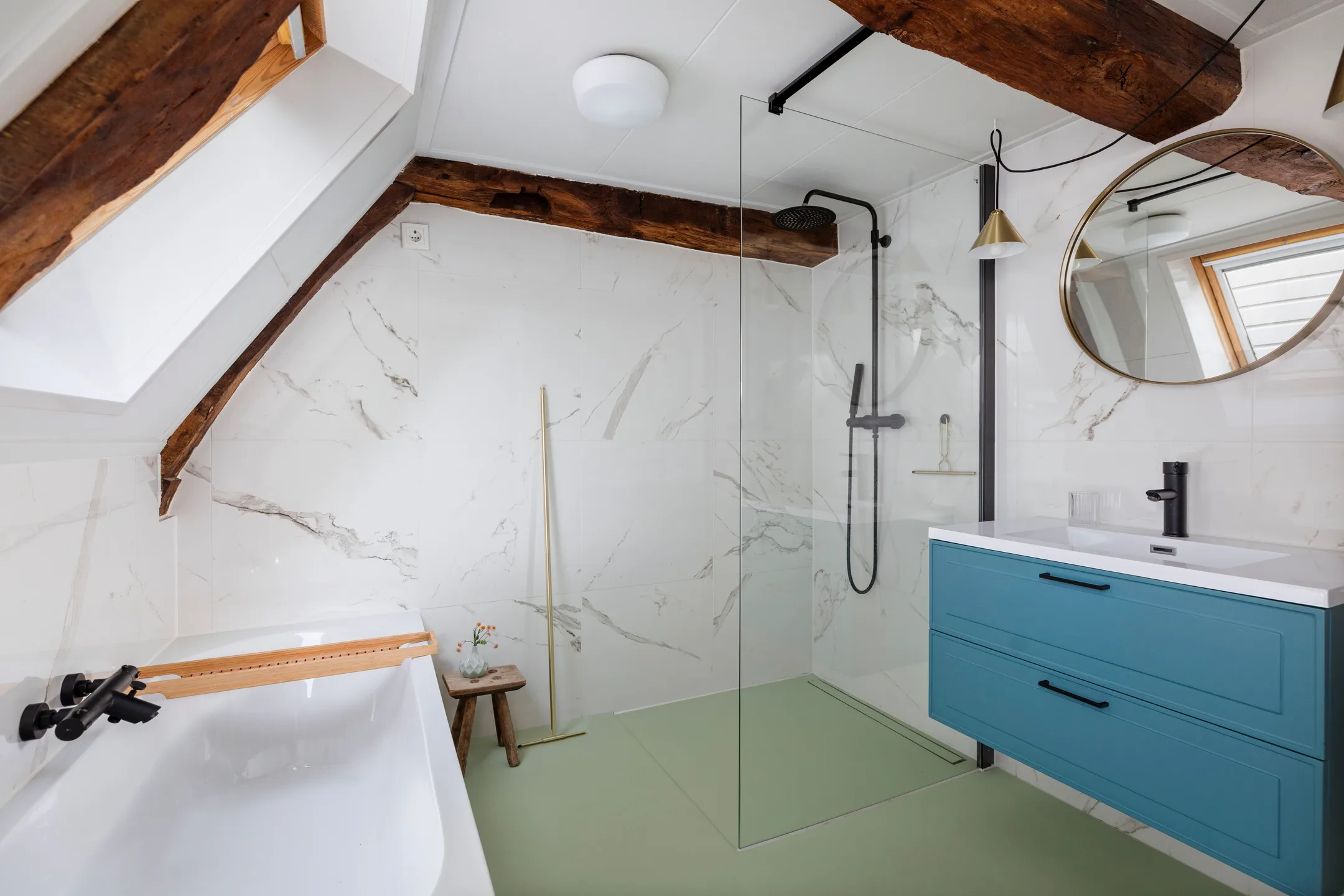salle de bain marbre sol vert maison 17e siècle Pays-Bas décoration colorée et contemporaine salle de bain marbre sol vert maison 17e siècle Pays-Bas décoration colorée et contemporaine