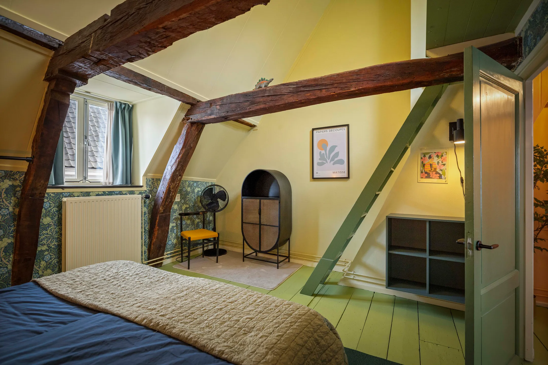 chambre mansardée avec poutres maison 17e siècle Pays-Bas décoration colorée et contemporaine chambre mansardée avec poutres maison 17e siècle Pays-Bas décoration colorée et contemporaine