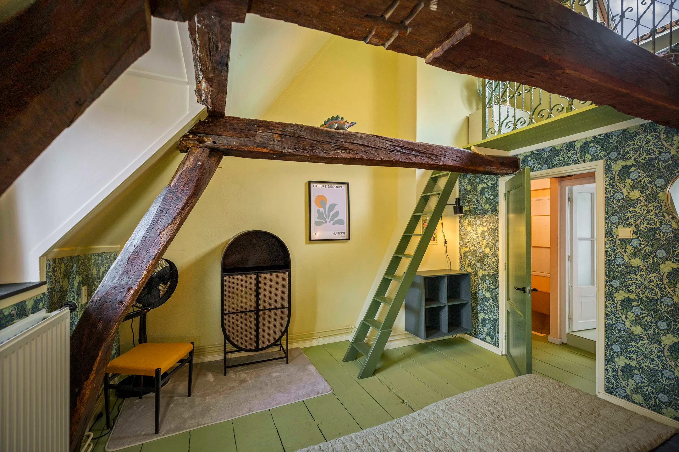 chambre mansardée avec poutres maison 17e siècle Pays-Bas décoration colorée et contemporaine chambre mansardée avec poutres maison 17e siècle Pays-Bas décoration colorée et contemporaine