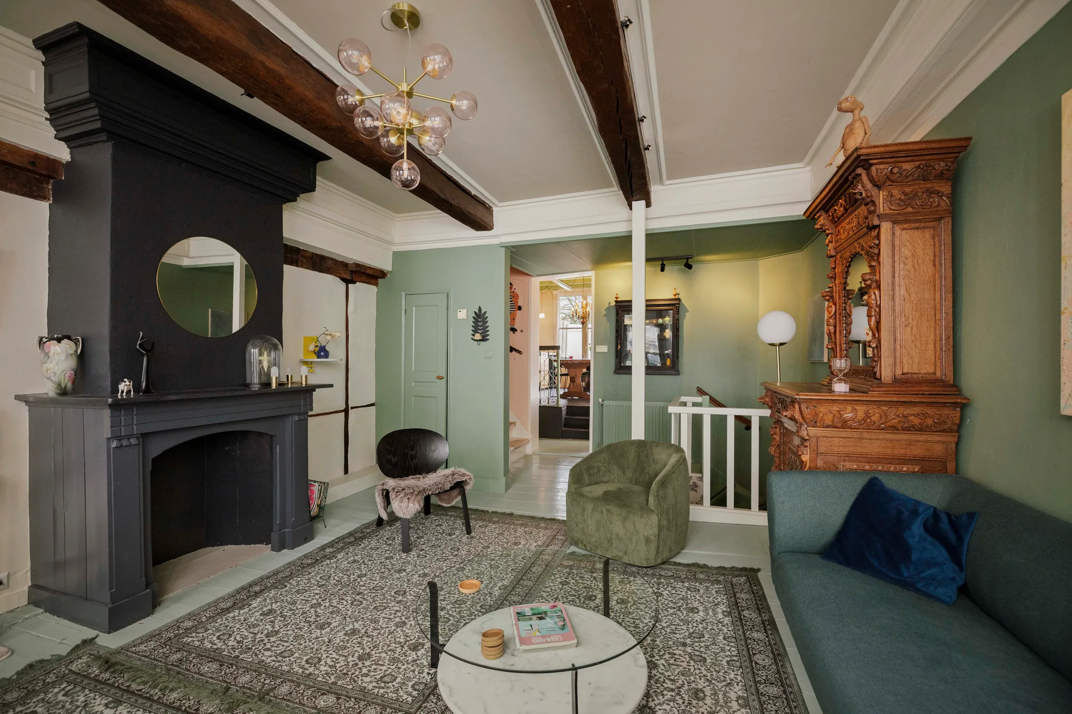 salon avec cheminée ancienne peinte en noir maison 17e siècle Pays-Bas décoration colorée et contemporaine salon avec cheminée ancienne peinte en noir maison 17e siècle Pays-Bas décoration colorée et contemporaine