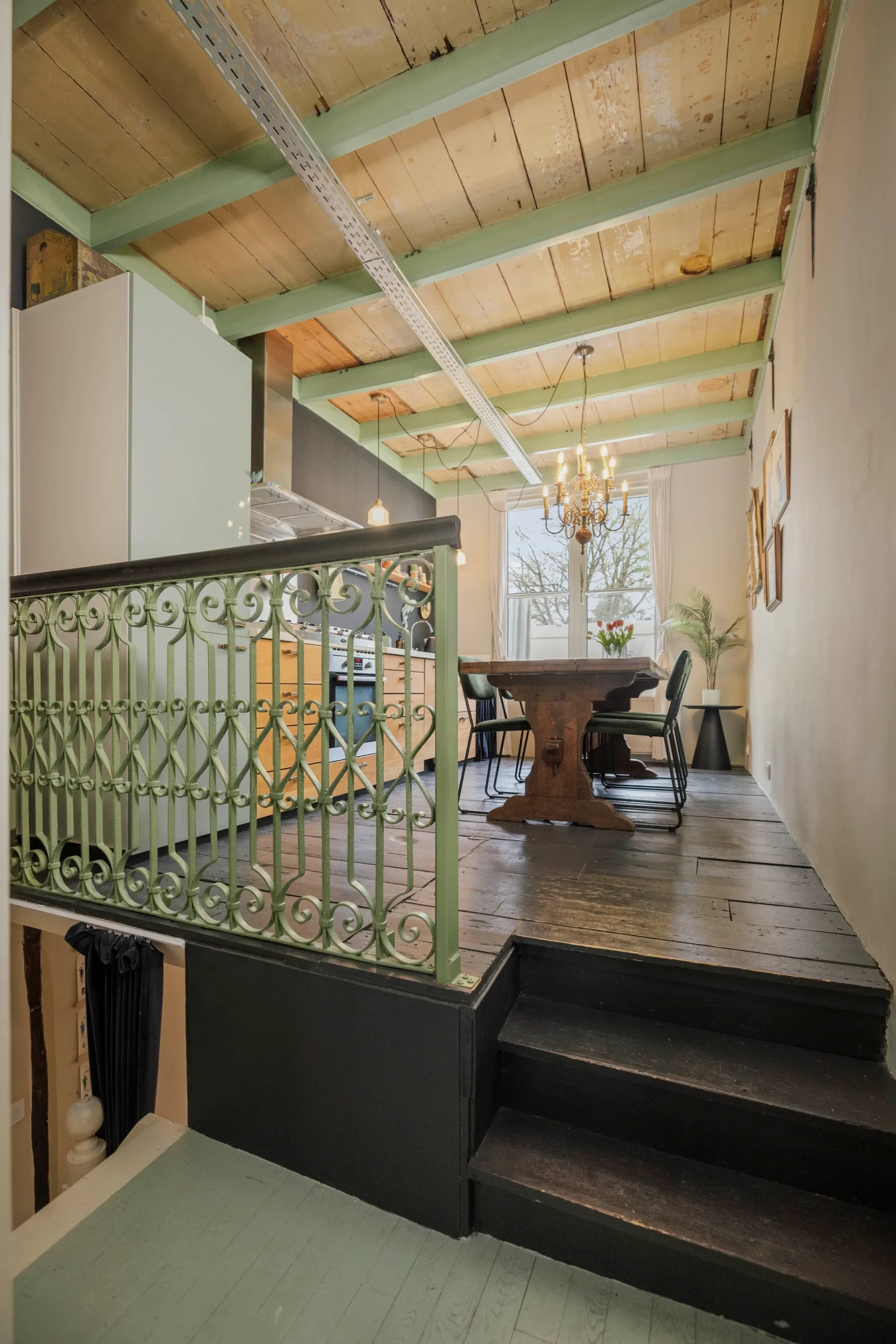 cuisine rustique avec poutres vertes maison 17e siècle Pays-Bas décoration colorée et contemporaine cuisine rustique avec poutres vertes maison 17e siècle Pays-Bas décoration colorée et contemporaine
