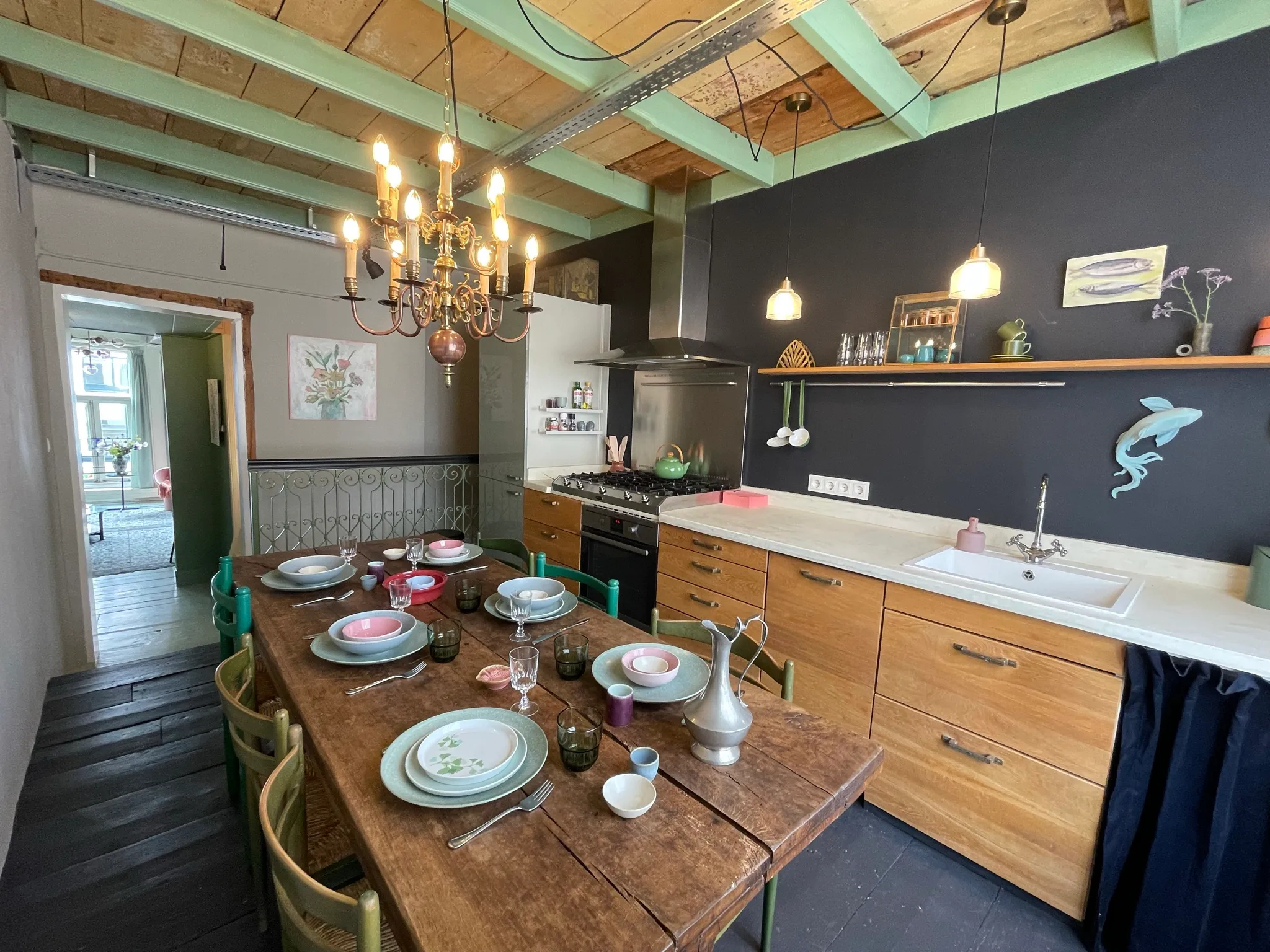 cuisine rustique avec poutres vertes maison 17e siècle Pays-Bas décoration colorée et contemporaine cuisine rustique avec poutres vertes maison 17e siècle Pays-Bas décoration colorée et contemporaine