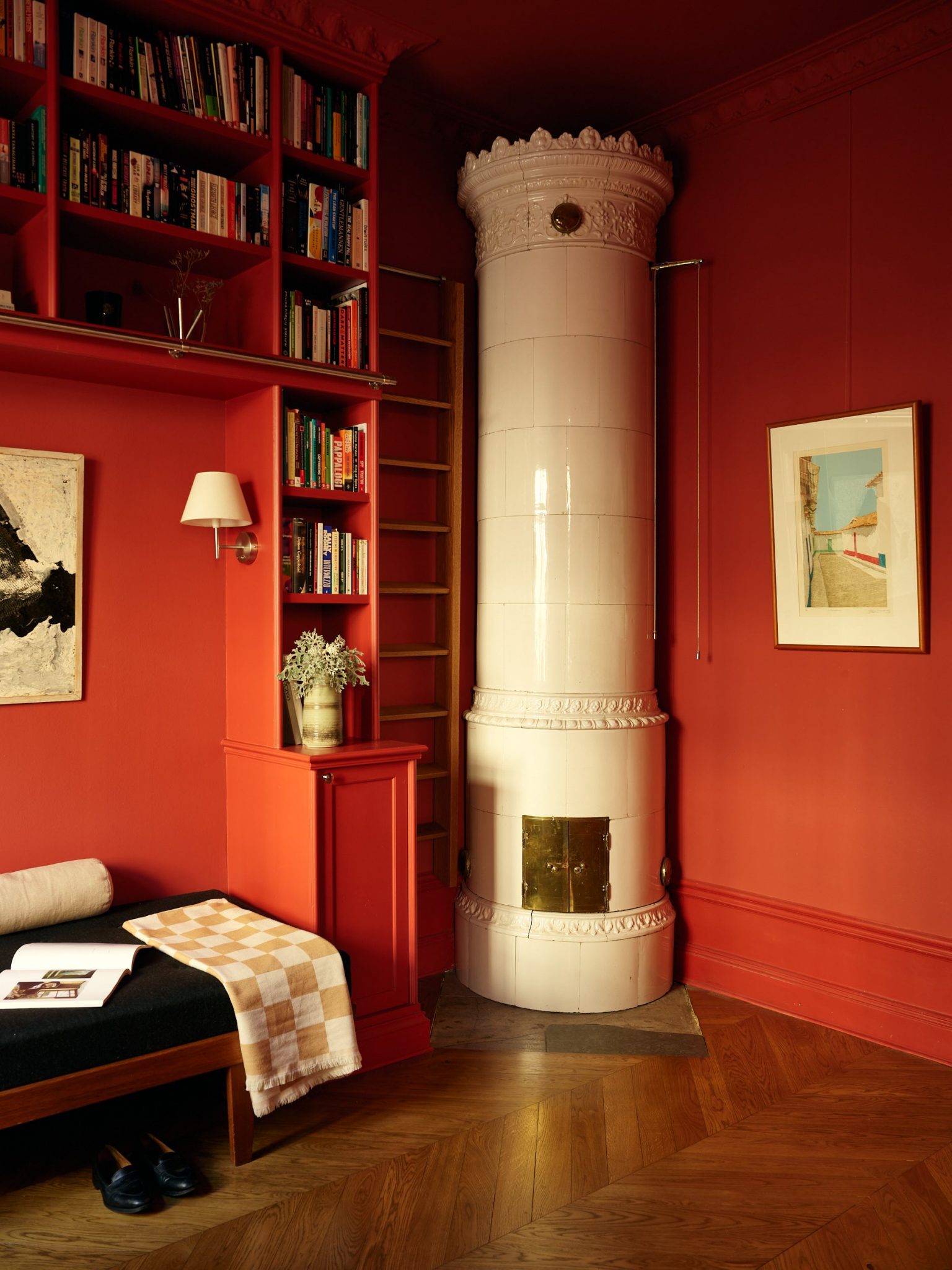 bureau murs rouges avec poêle ancien décoration contemporaine