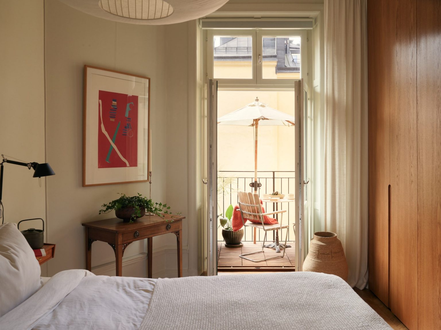 chambre avec dressing sur mesure portes bois appartement ancien décoration contemporaine et balcon