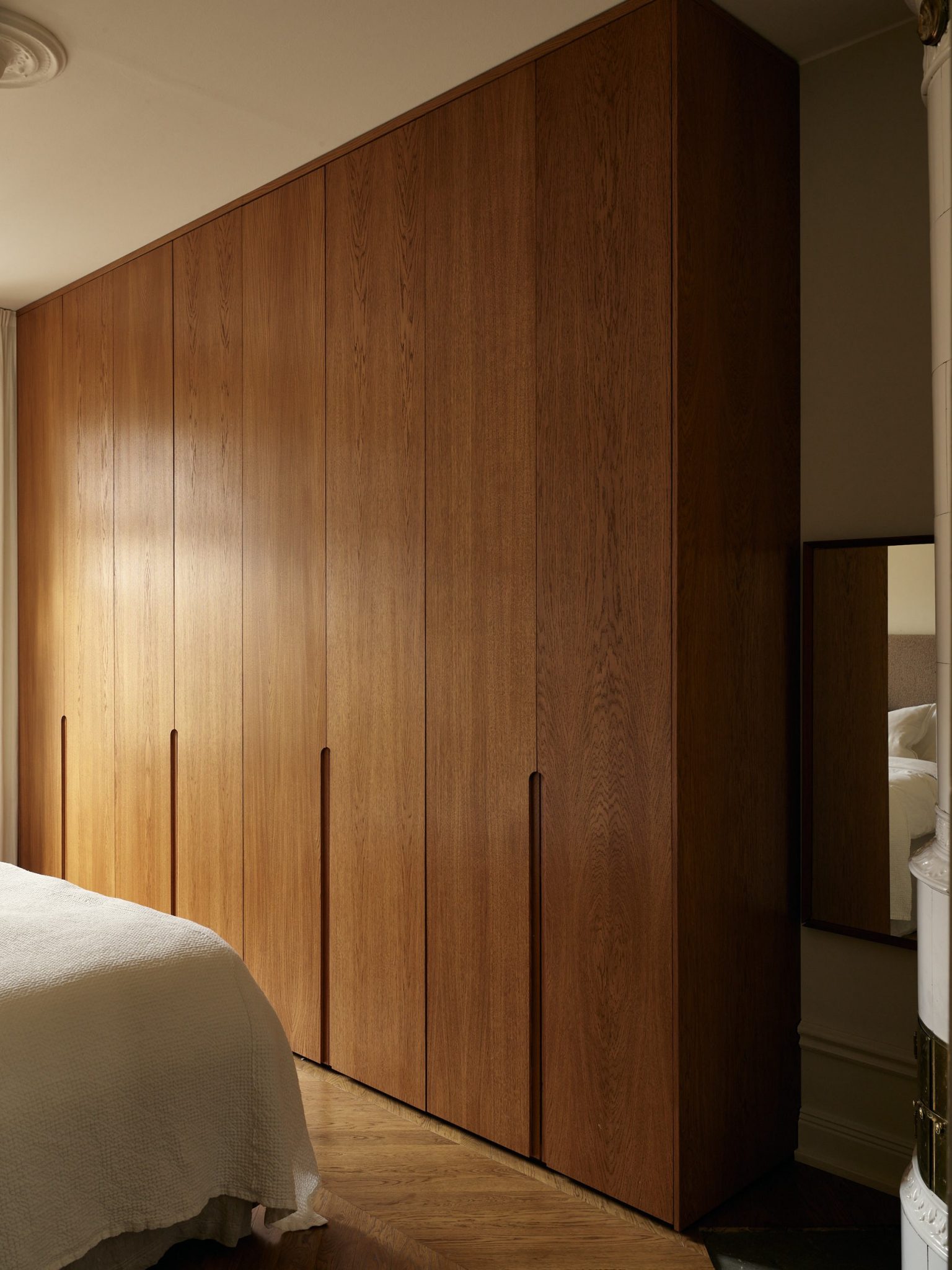 chambre avec dressing sur mesure portes bois appartement ancien décoration contemporaine