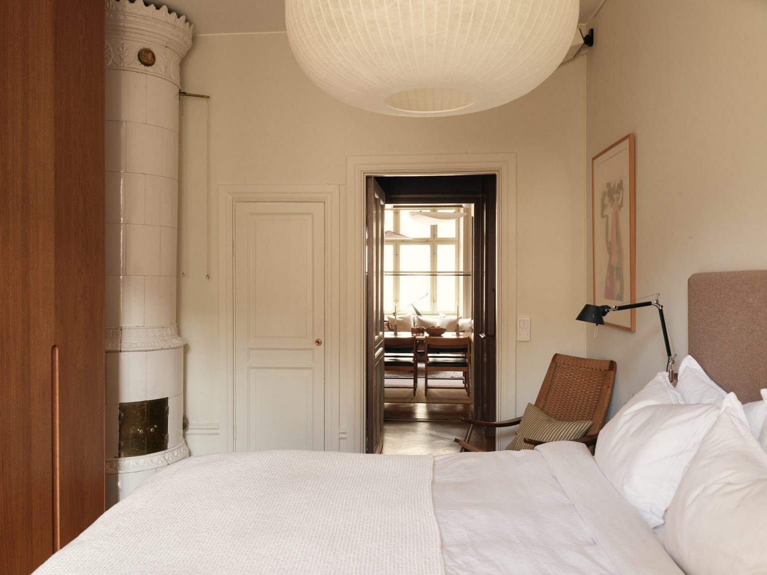 chambre avec dressing sur mesure portes bois appartement ancien décoration contemporaine et poêle ancien