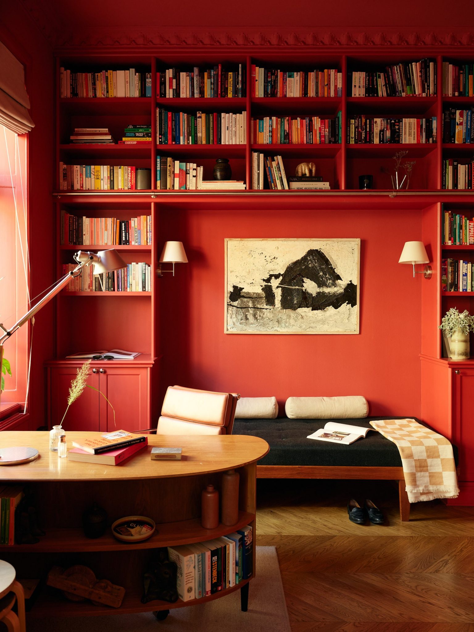 appartement décoration contemporaine avec bureau peint en rouge