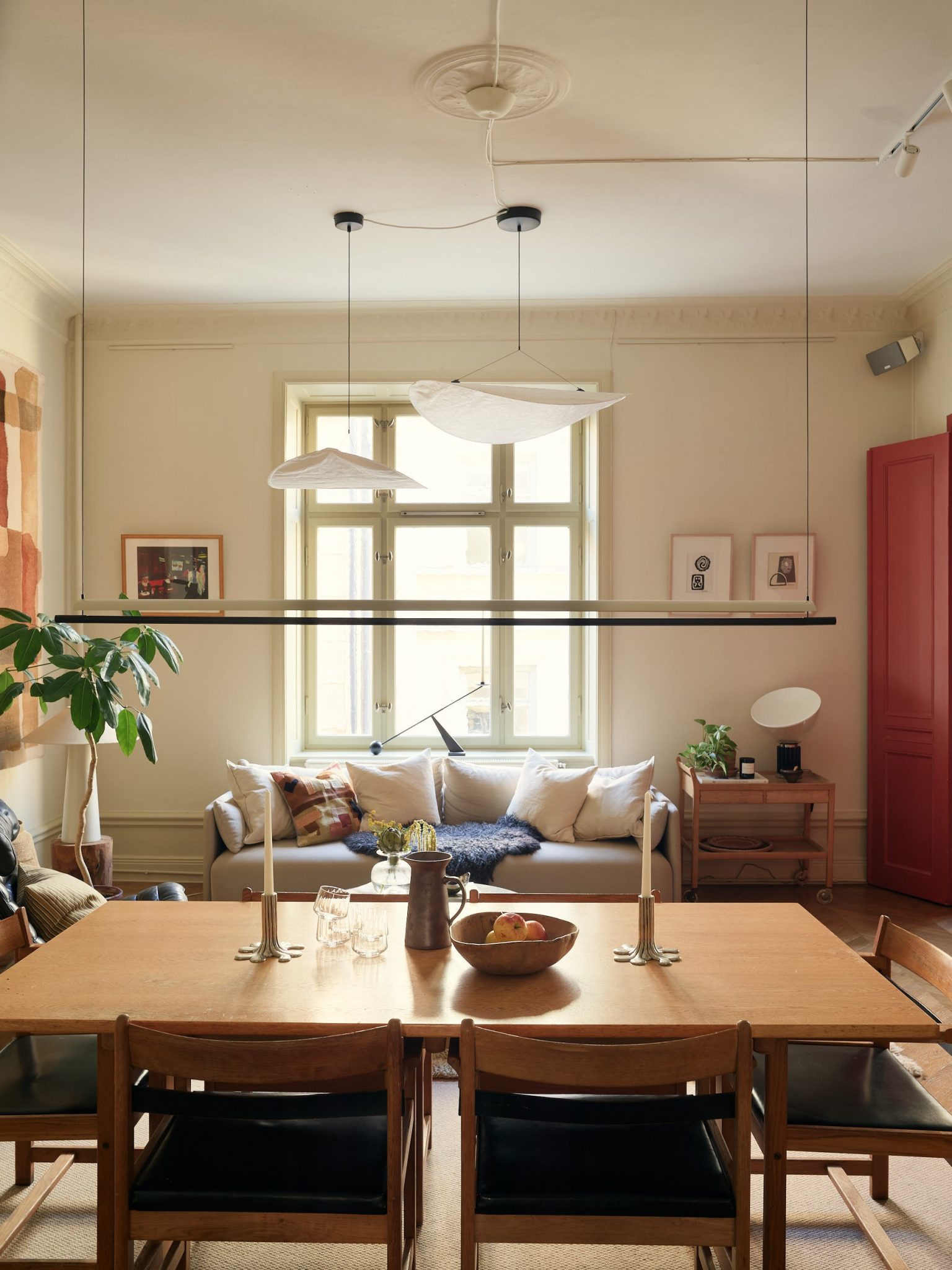 salon décoration contemporaine avec bureau peint en rouge