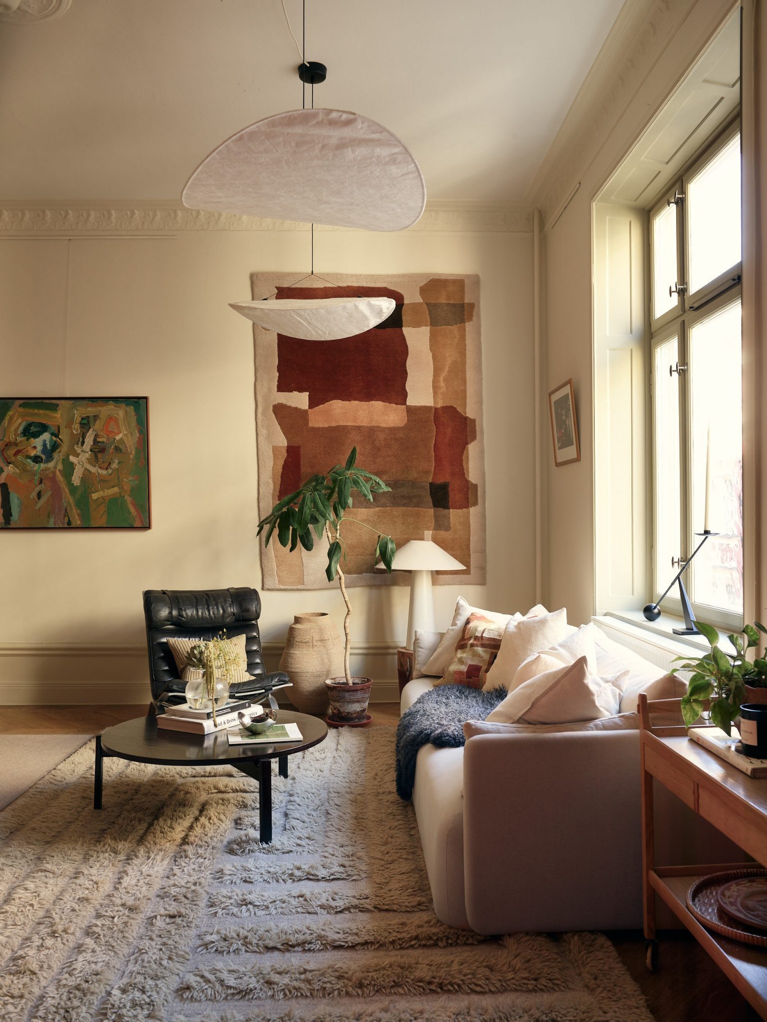 salon décoration contemporaine avec moulures