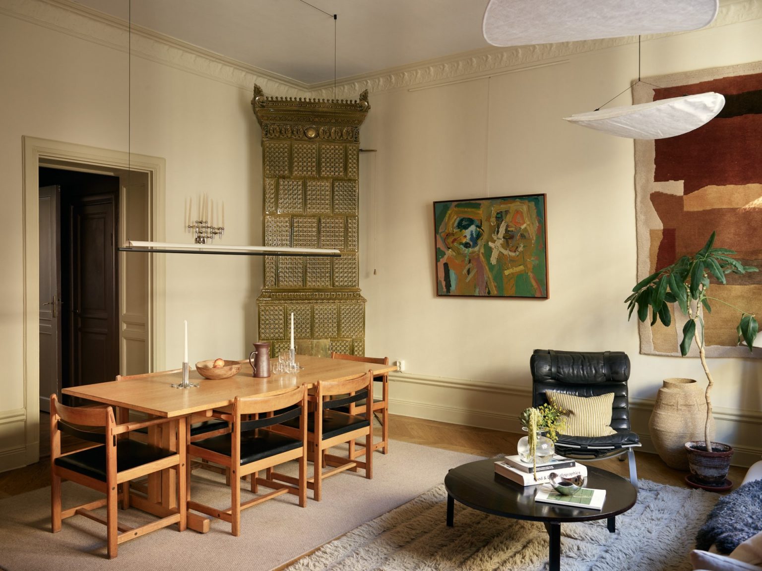 salon décoration contemporaine avec moulures et poêle ancien de couleur vert olive