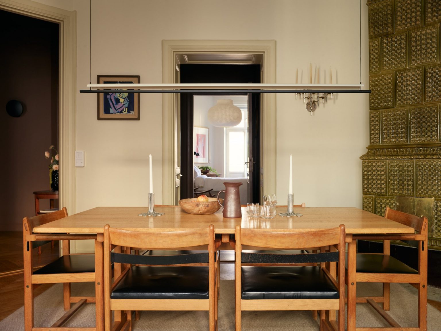 salle à manger décoration contemporaine avec moulures et poêle ancien de couleur vert olive