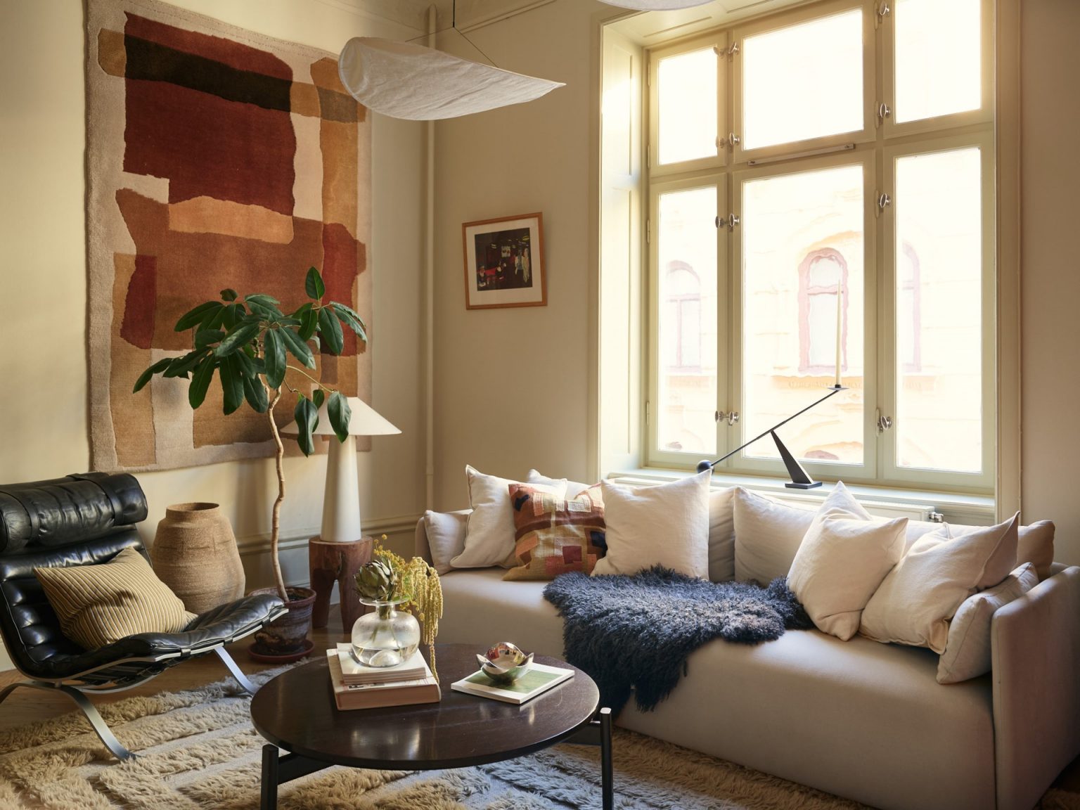 salon décoration contemporaine avec moulures