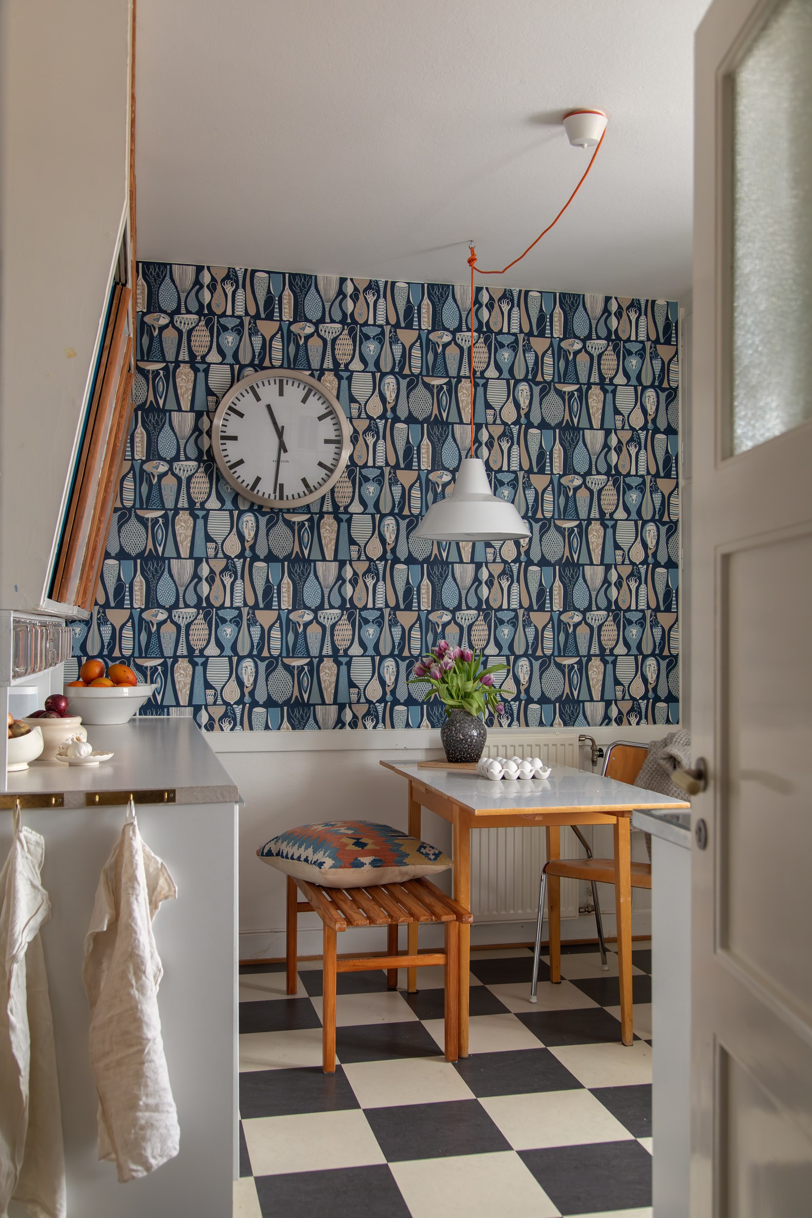 cuisine sol à damier noir et blanc papier-peint « Poterie » de Stig Lindberg décoration vintage